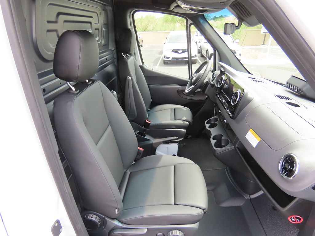 Thumbnail: 2025 Mercedes-Benz Sprinter - 21