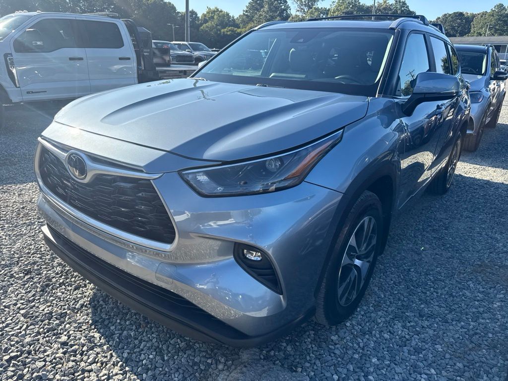 Moon Dust 2023 Toyota Highlander SUV / Crossover All-Wheel Drive 8-Speed Automatic