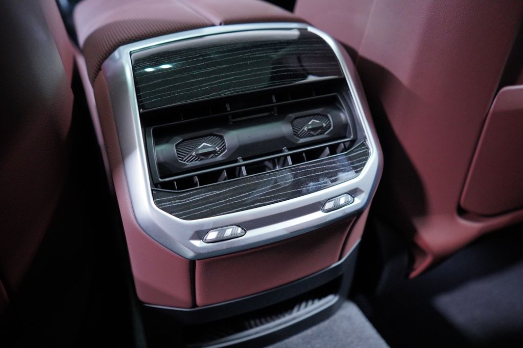 Thumbnail: 2026 BMW i7 - 14