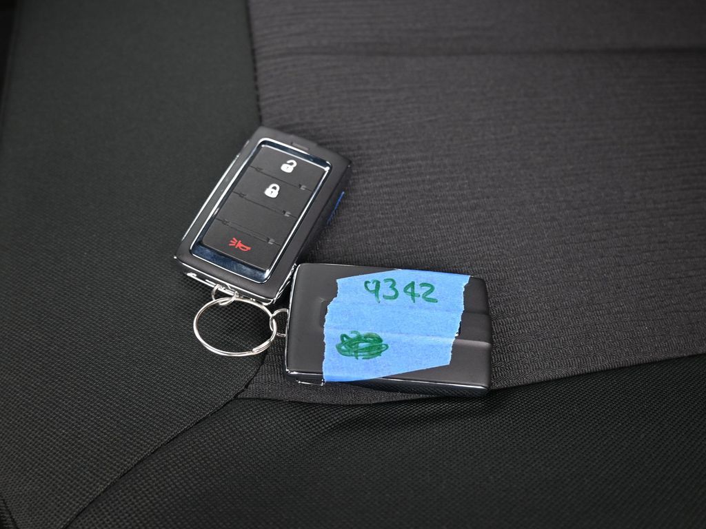 New 2026 Diamond Black Crystal Pearlcoat Jeep Laredo image 21