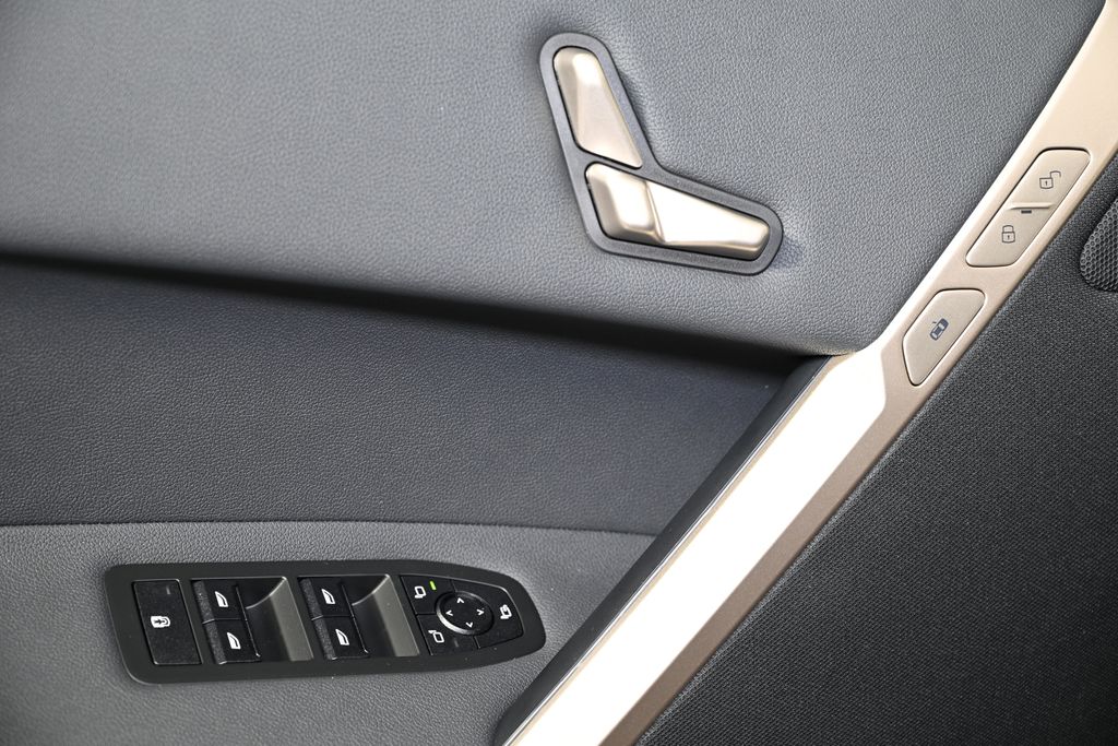 Thumbnail: 2026 BMW iX - 21