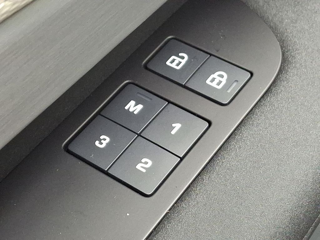 Thumbnail: 2026 Land Rover Discovery - 19