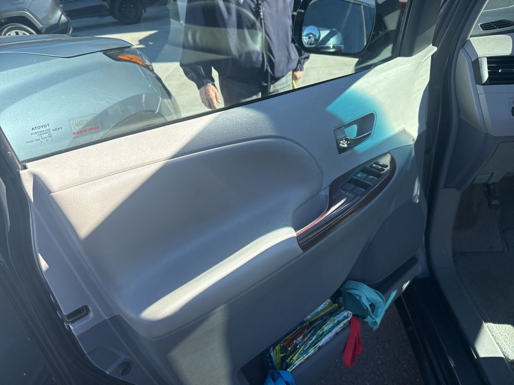 Thumbnail: 2012 Toyota Sienna - 8