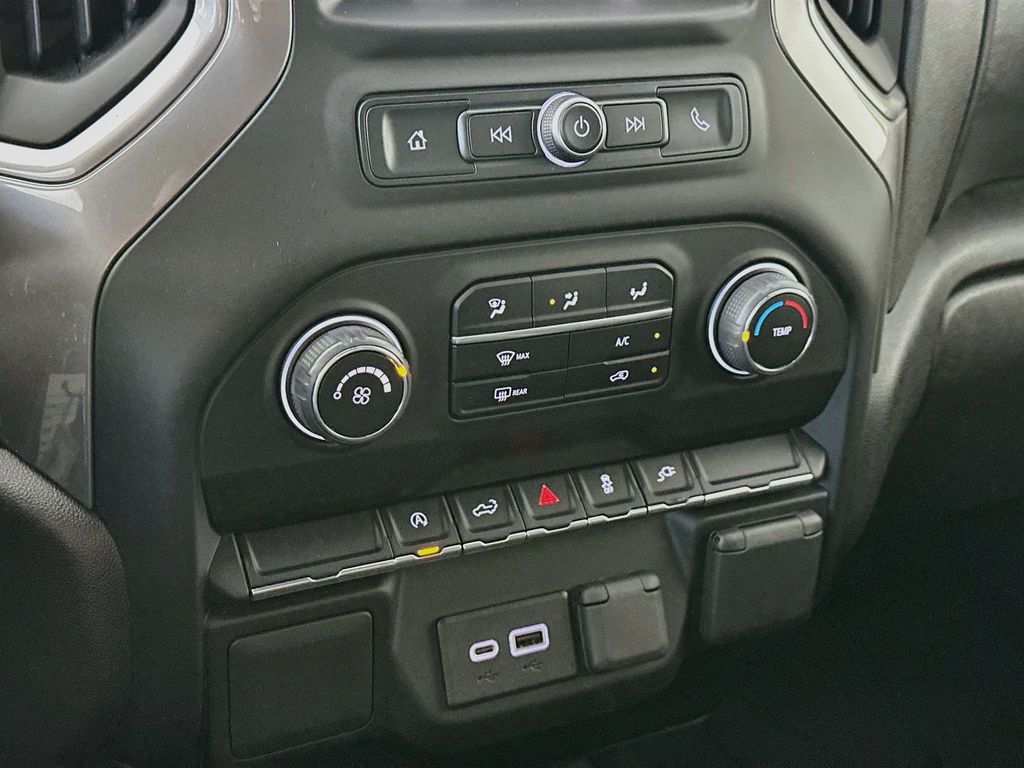 ChevroletSilverado 1500 LTD18