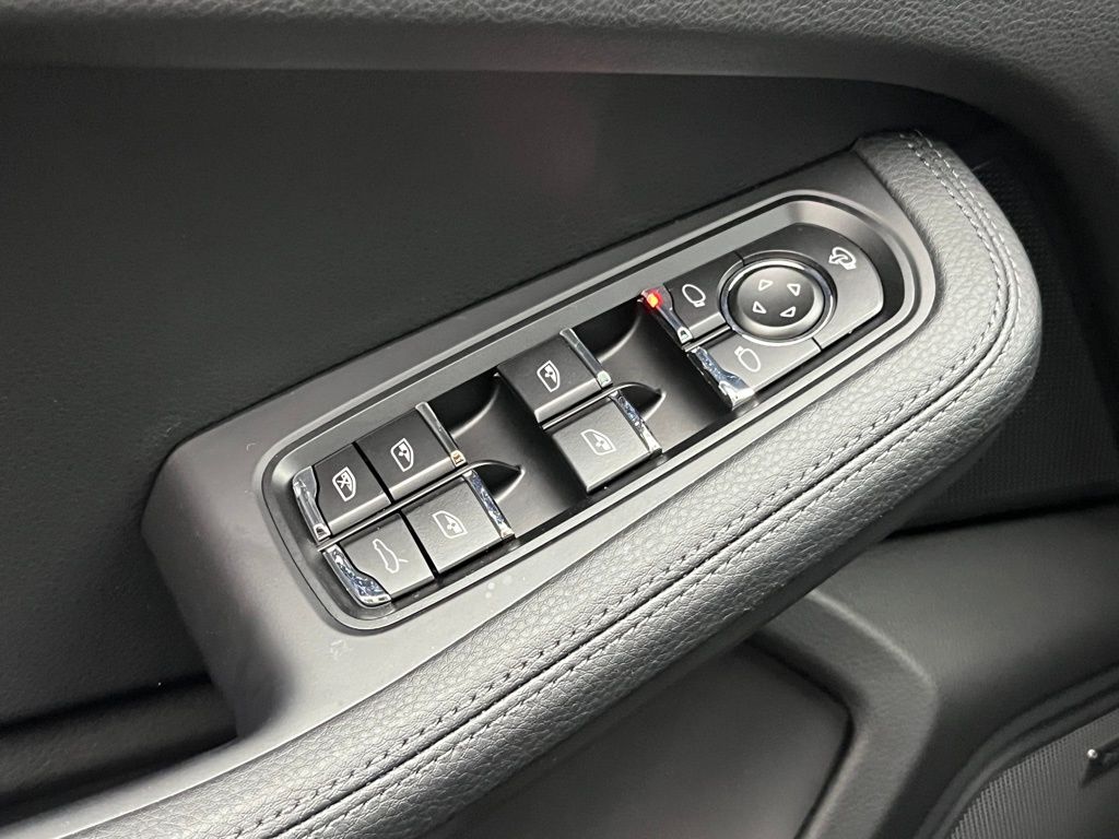 Thumbnail: 2026 Porsche Macan - 20