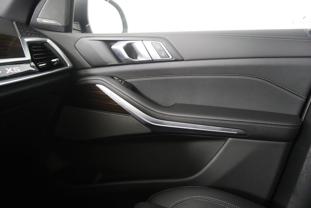 Thumbnail: 2026 BMW X5 - 30