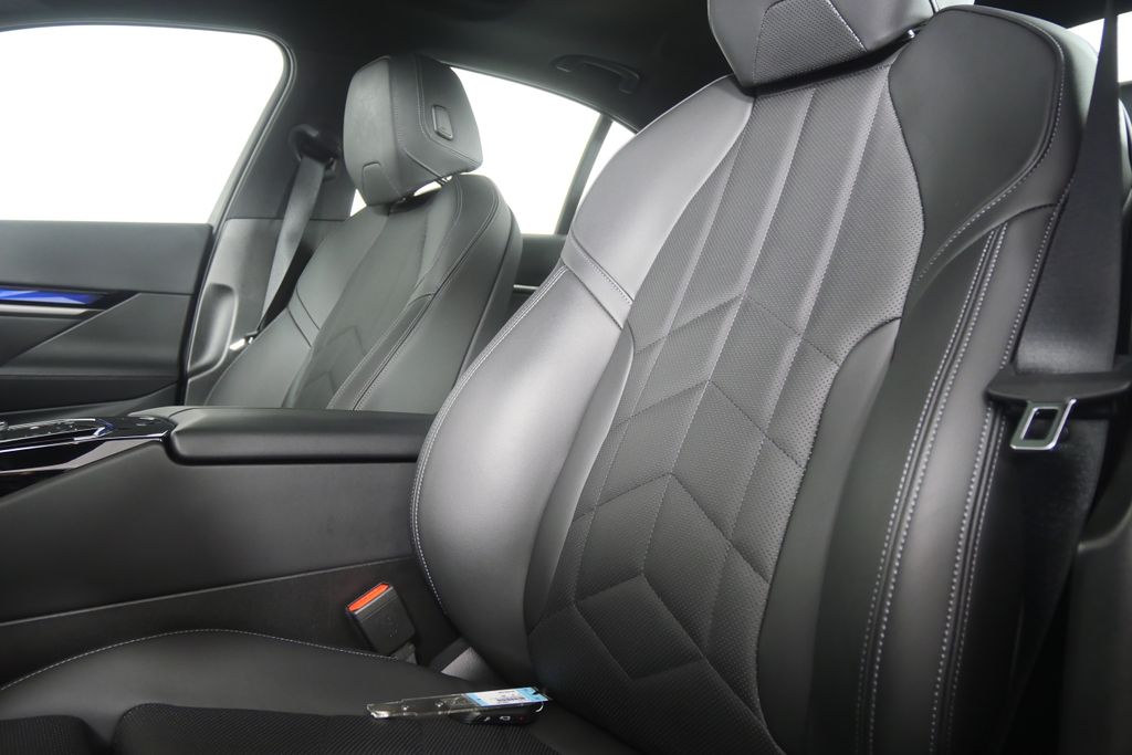 Thumbnail: 2025 BMW 5 Series - 10