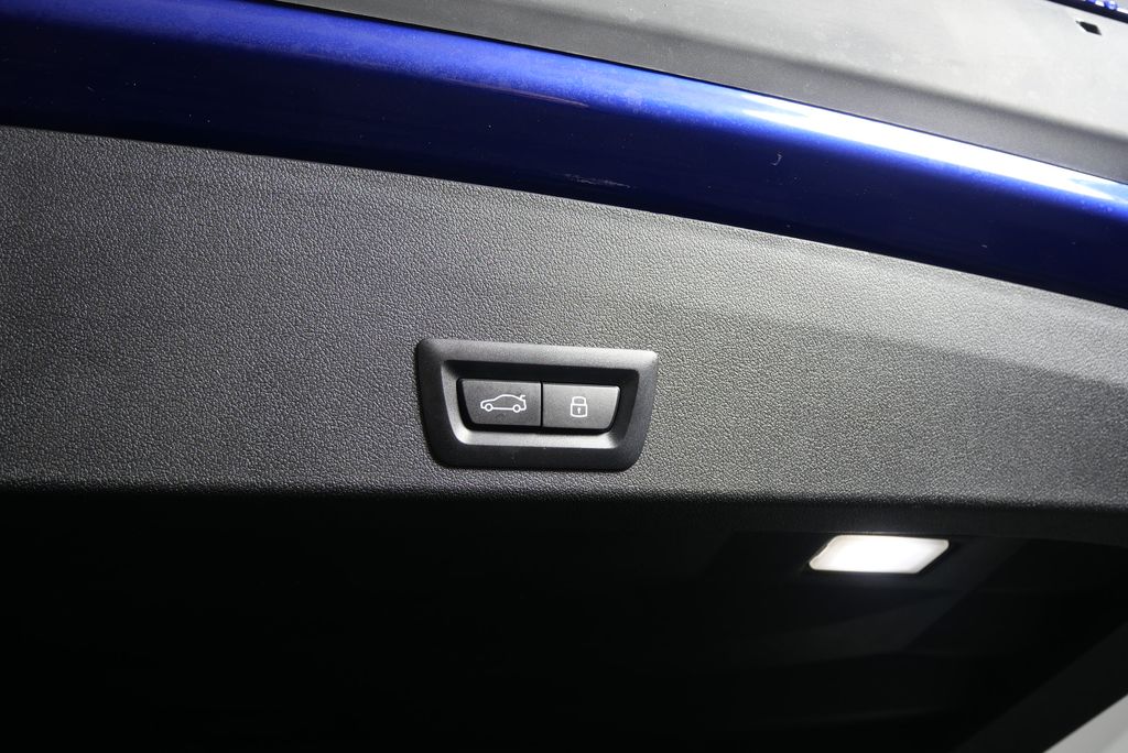 2025 BMW XM  21