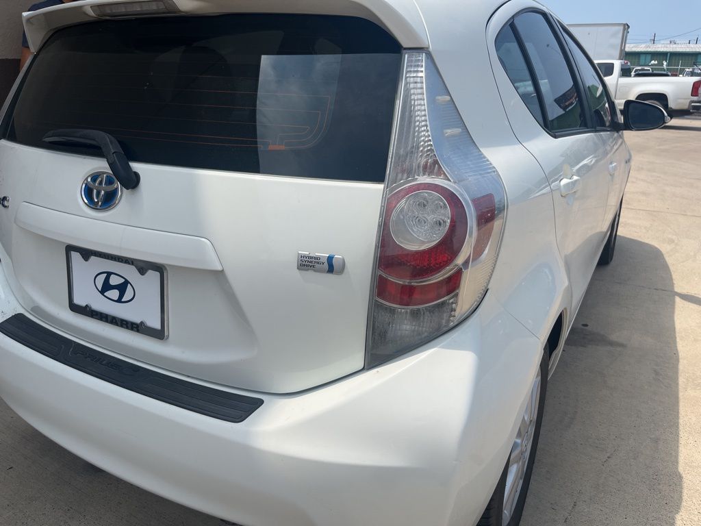 2014 Toyota Prius c Three 8