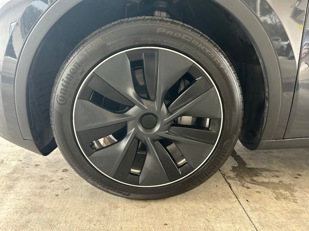 Used 2024  Tesla  image 13