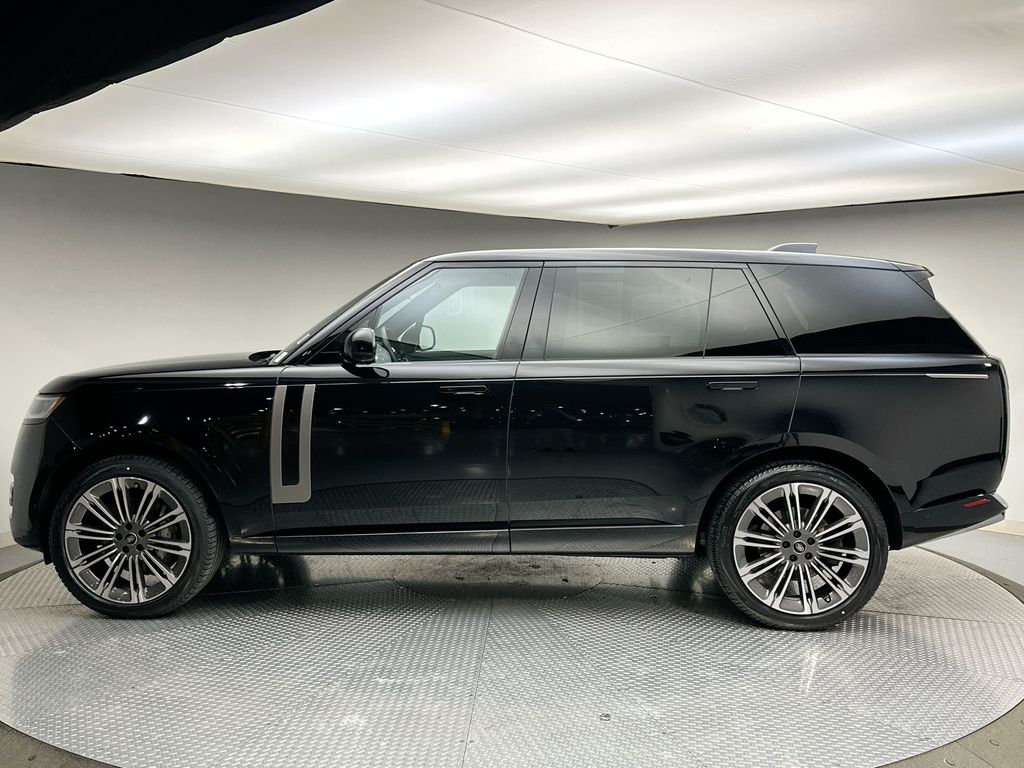 2023 Land Rover Range Rover SE 2