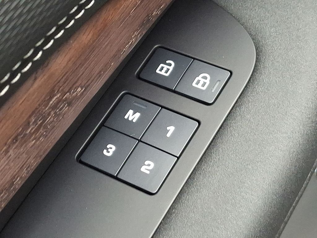 Thumbnail: 2024 Land Rover Discovery - 30