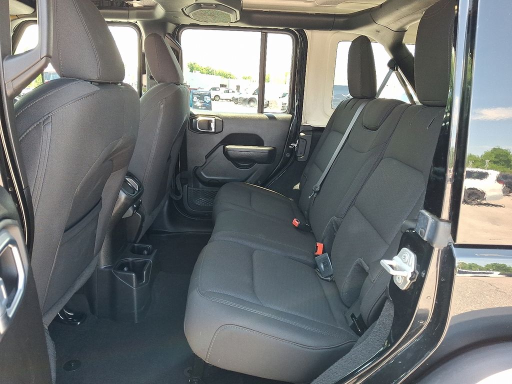 2022 Jeep Wrangler — photo 11