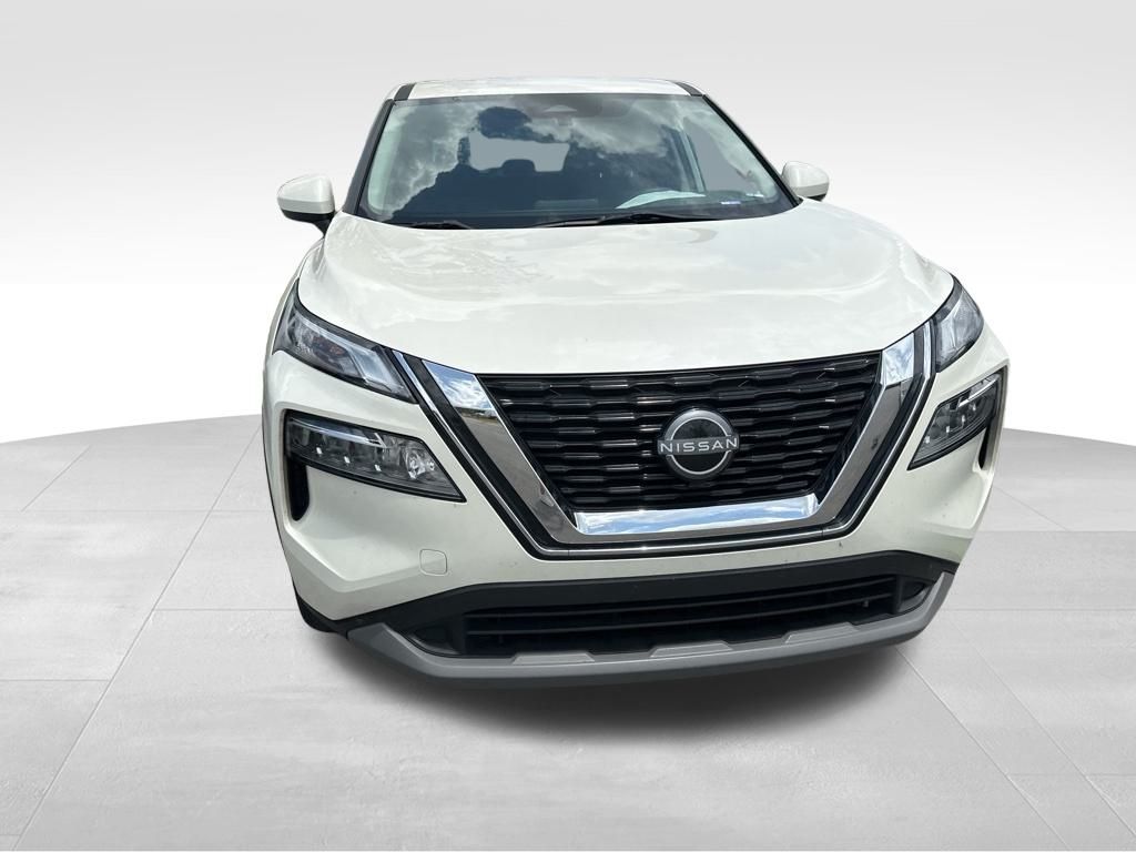 2023 Pearl White Tricoat Nissan Rogue SV FWD SUV