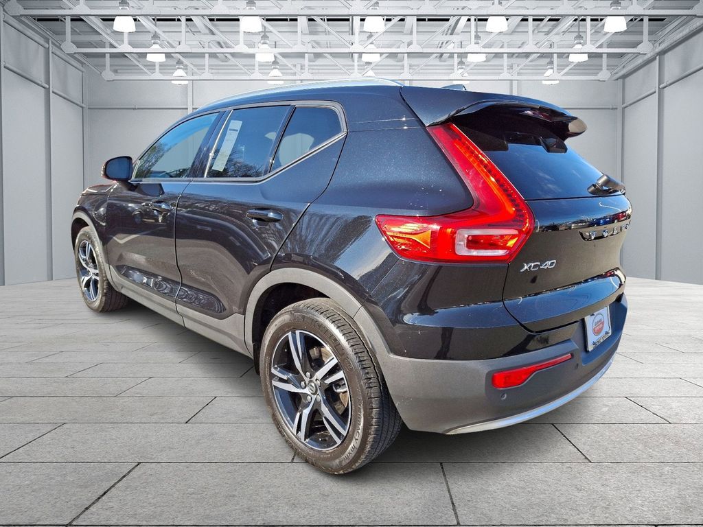 2023 Volvo XC40 B5 Core 6