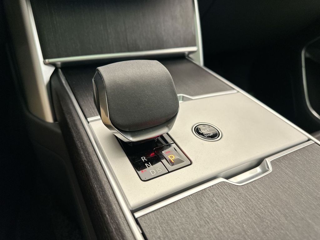 2025 Land Rover Range Rover SE 12