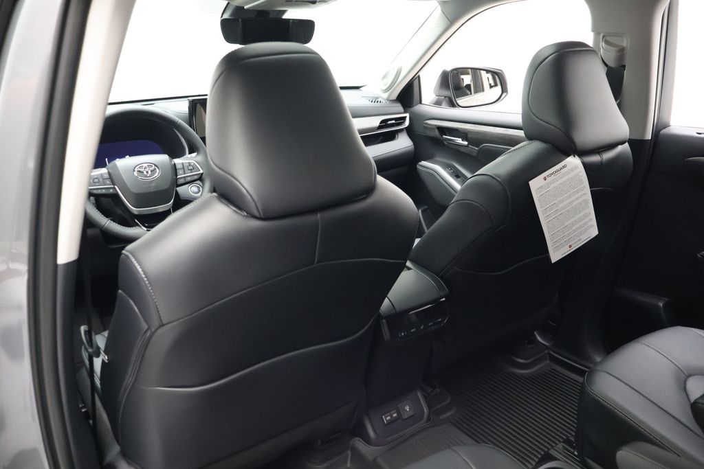 Thumbnail: 2026 Toyota Highlander - 20