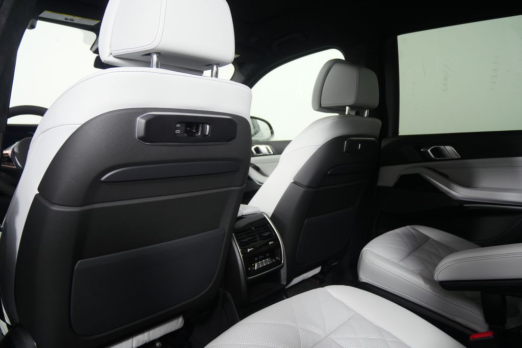 Thumbnail: 2026 BMW X7 - 18