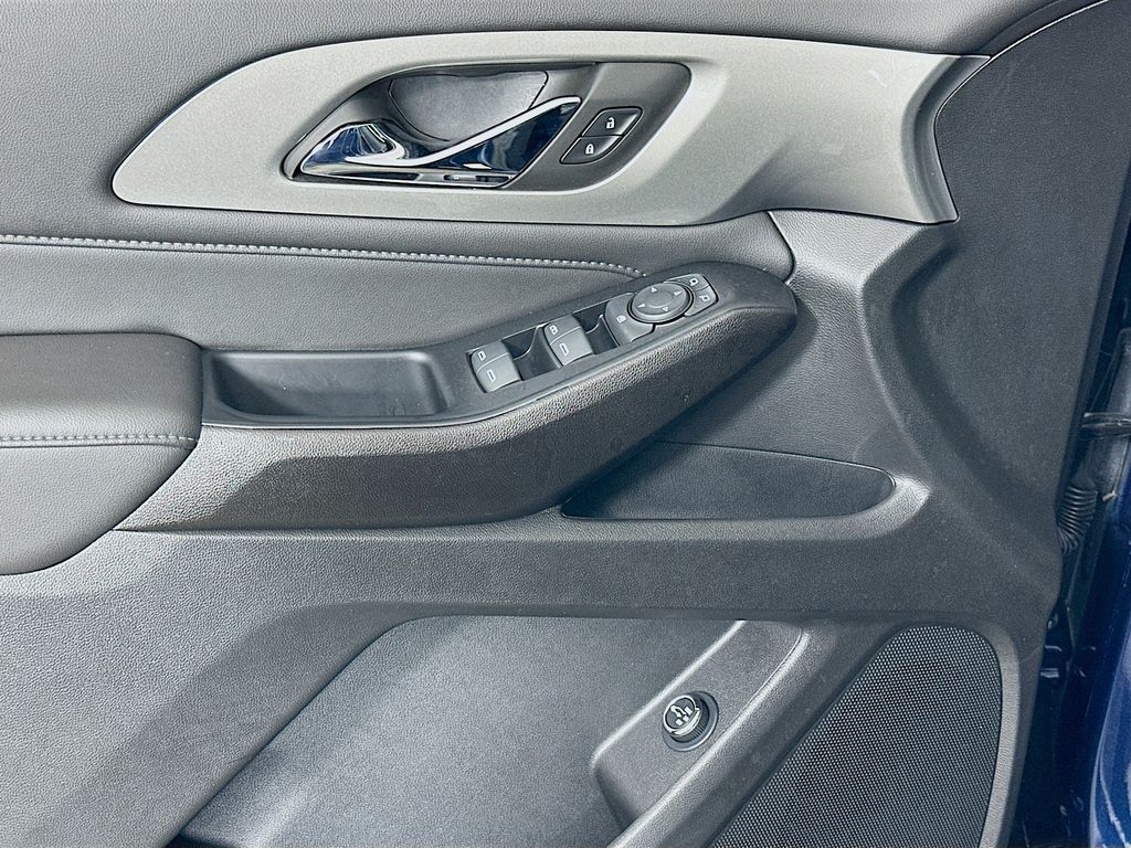 Thumbnail: 2023 Chevrolet Traverse - 17