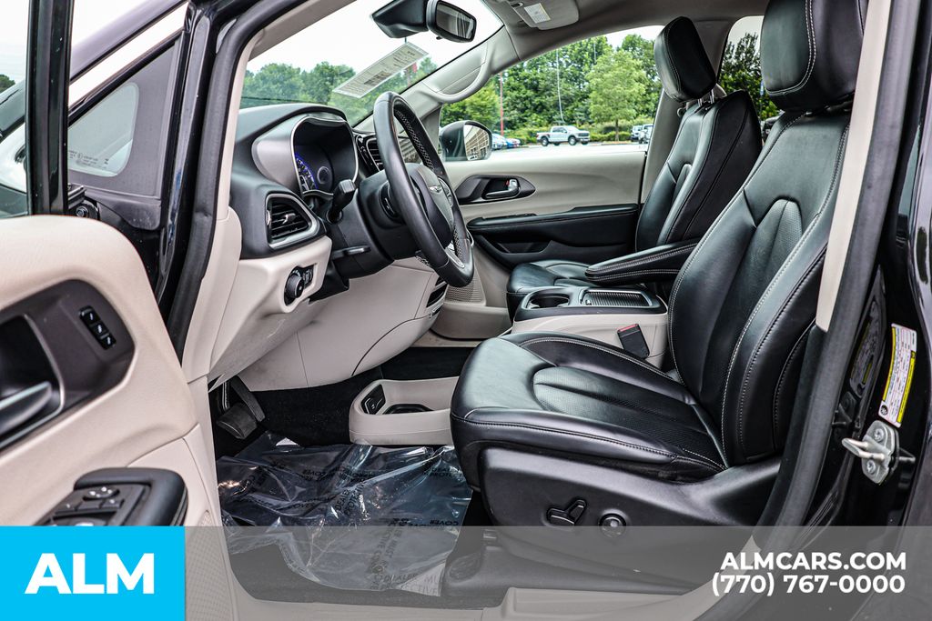 Used 2023 Black Chrysler Touring L image 18