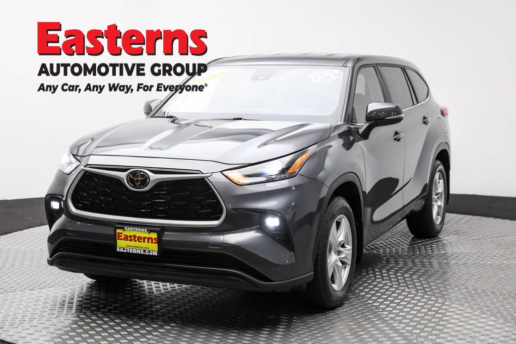 2024 Toyota Highlander LE's photo