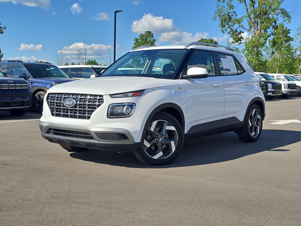 Lunar White 2023 Hyundai Venue SUV / Crossover Front-Wheel Drive Continuously Variable Transmission