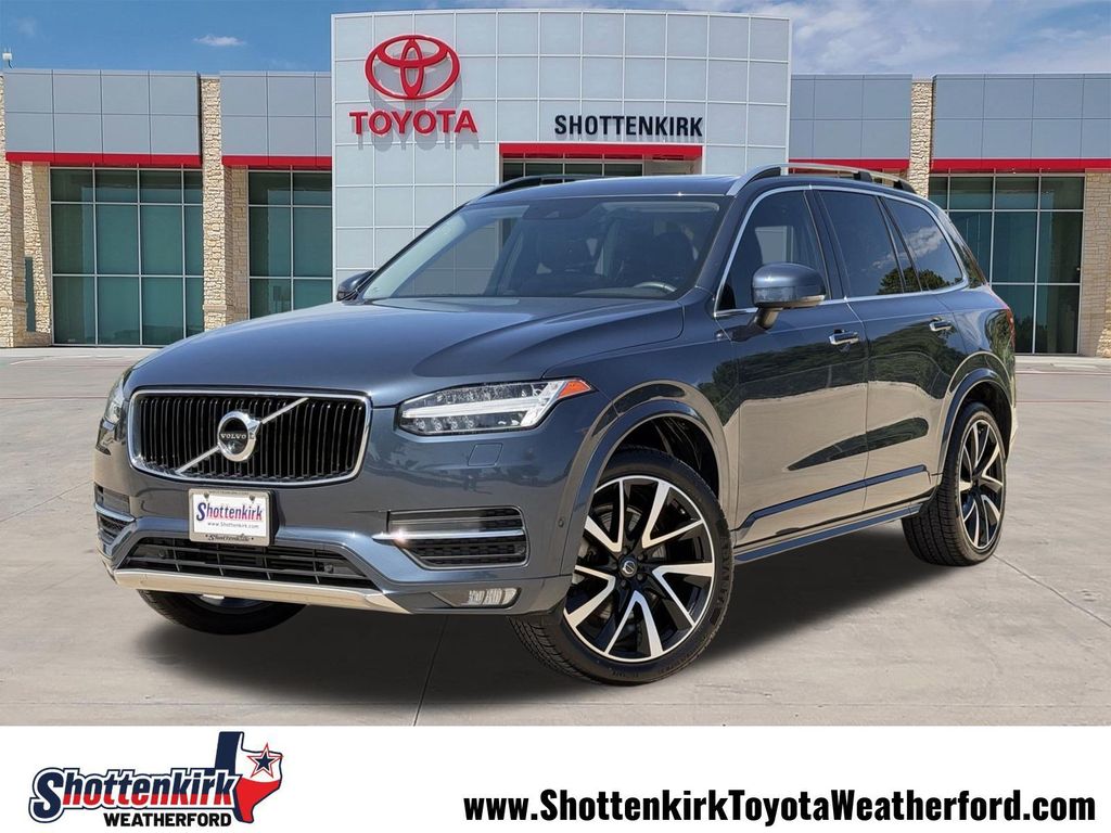 2018 Volvo XC90 T6 AWD Momentum's photo