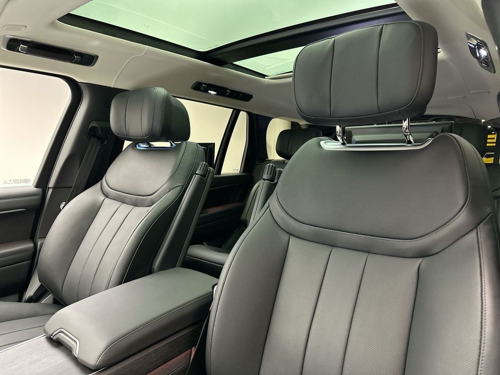 2025 Land Rover Range Rover SE 9