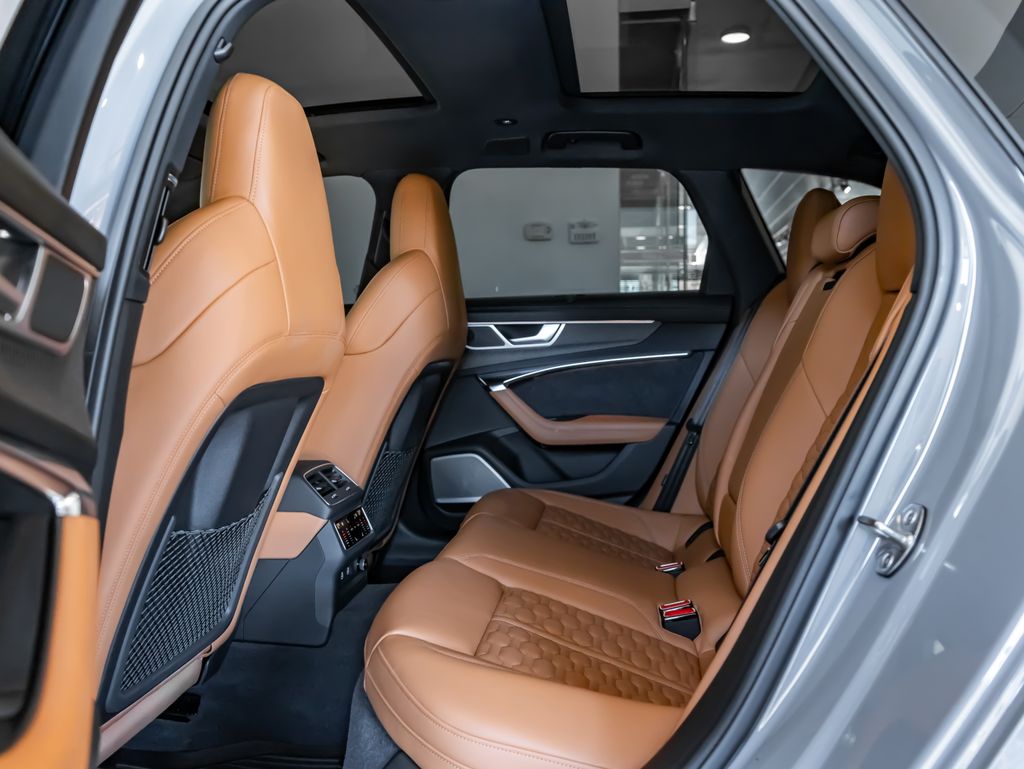 Used 2024  Audi 4.0T image 26