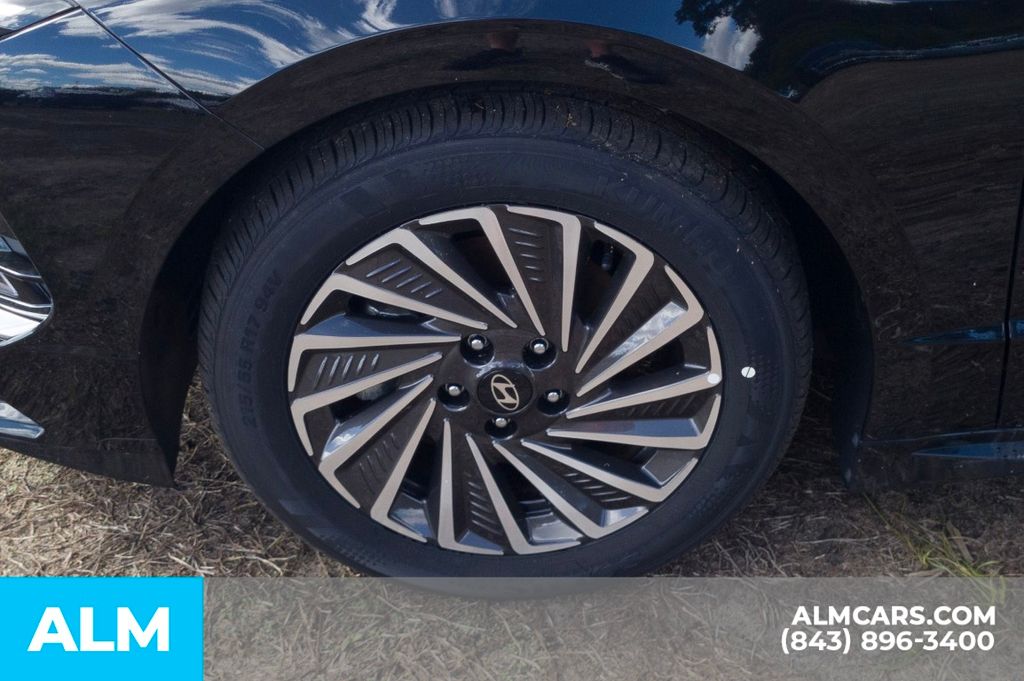Used 2025 Black Hyundai SEL image 12