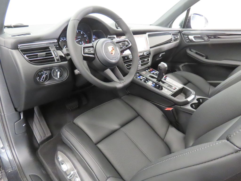 Thumbnail: 2026 Porsche Macan - 4