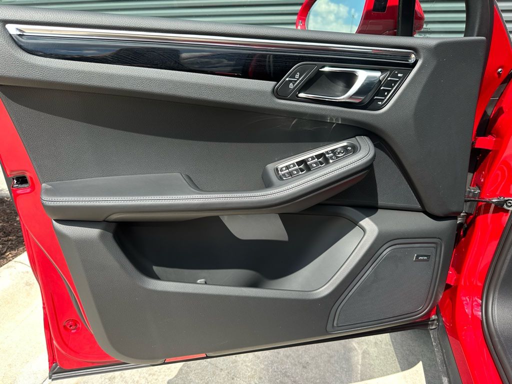 Thumbnail: 2026 Porsche Macan - 20