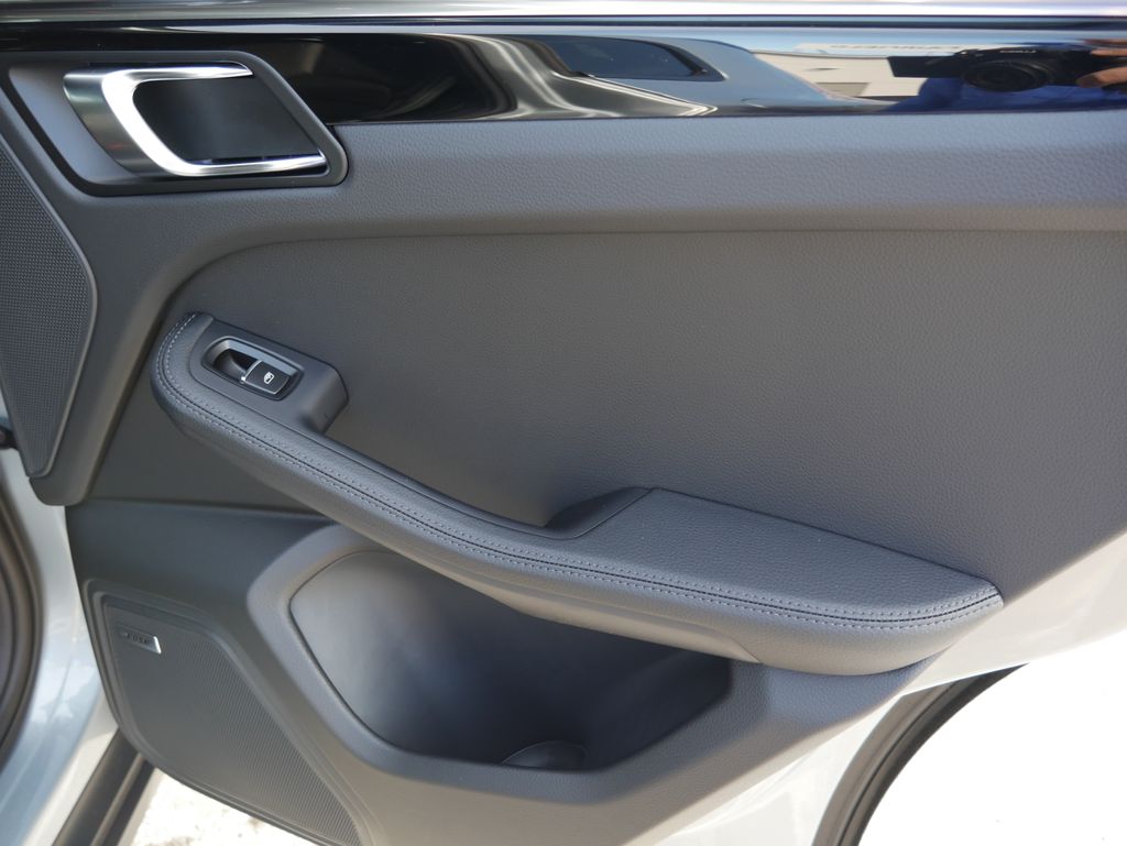 Thumbnail: 2026 Porsche Macan - 32