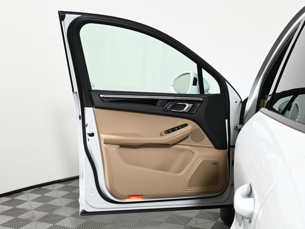 Thumbnail: 2025 Porsche Macan - 30