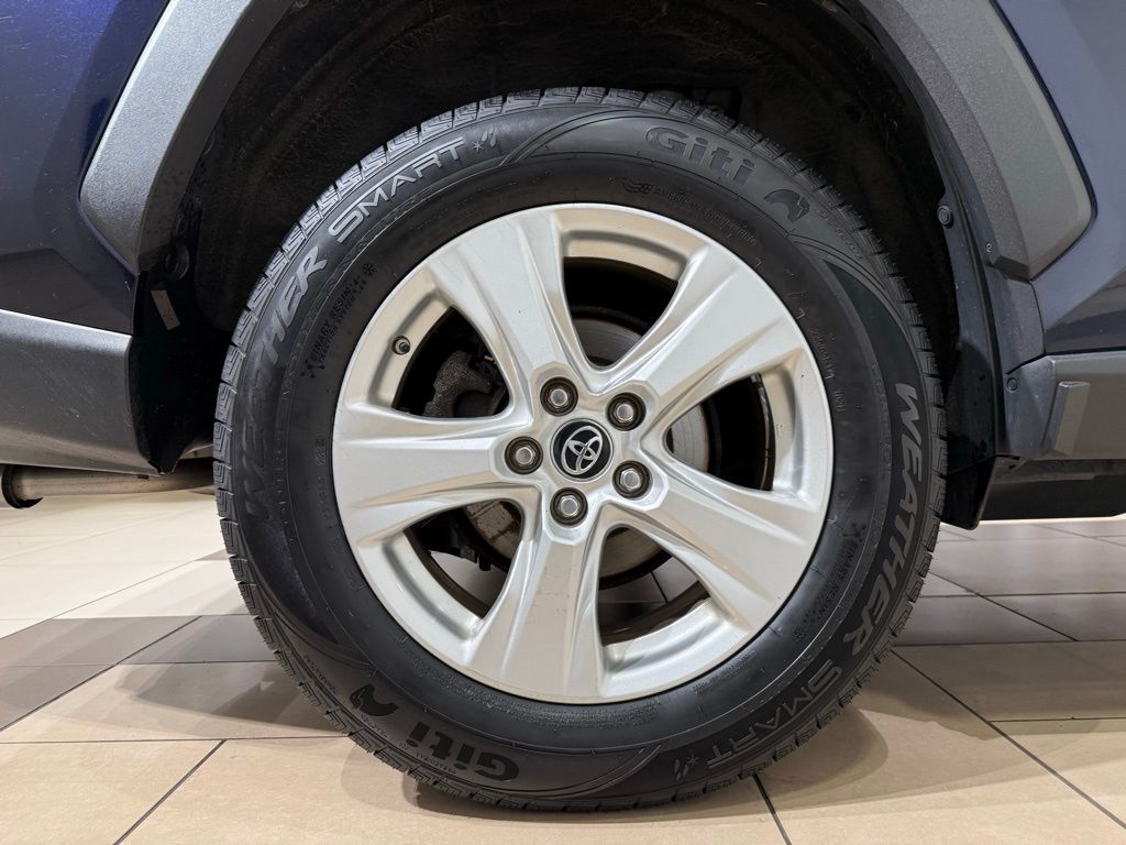 Thumbnail: 2019 Toyota RAV4 - 9