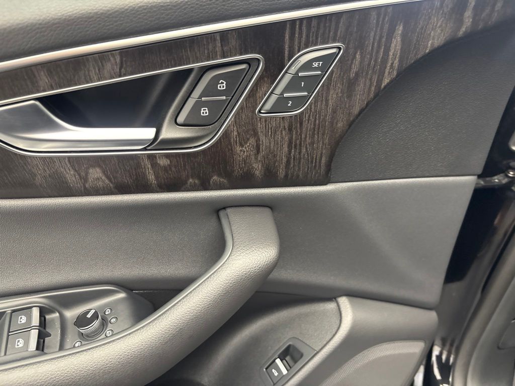 Thumbnail: 2023 Audi Q8 - 6