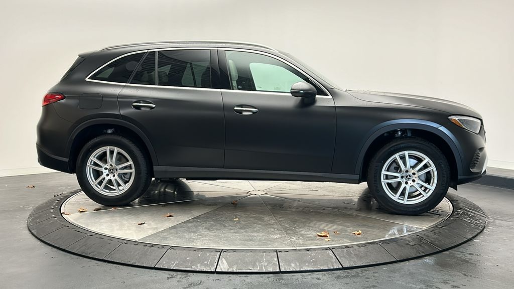 2025 Mercedes-Benz GLC 300 8