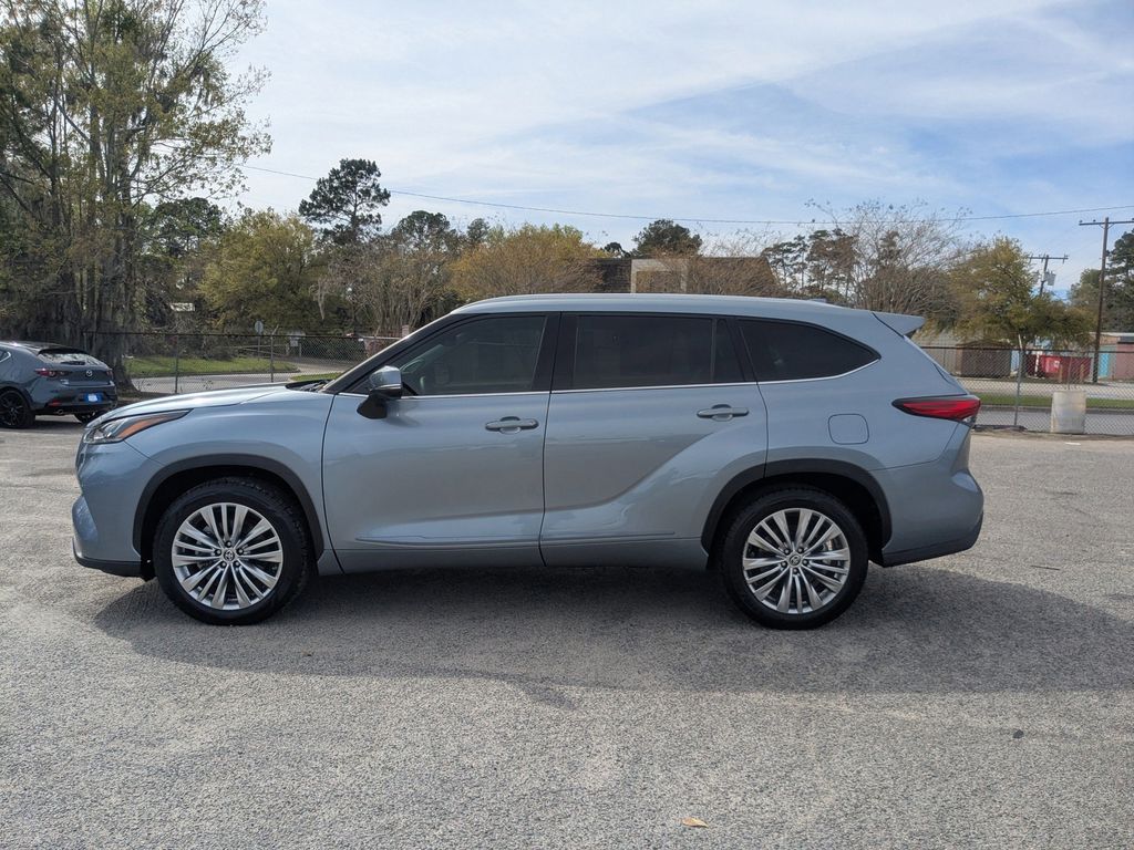 2023 Toyota Highlander Hybrid Platinum
