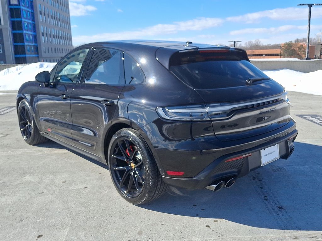 Thumbnail: 2026 Porsche Macan - 10