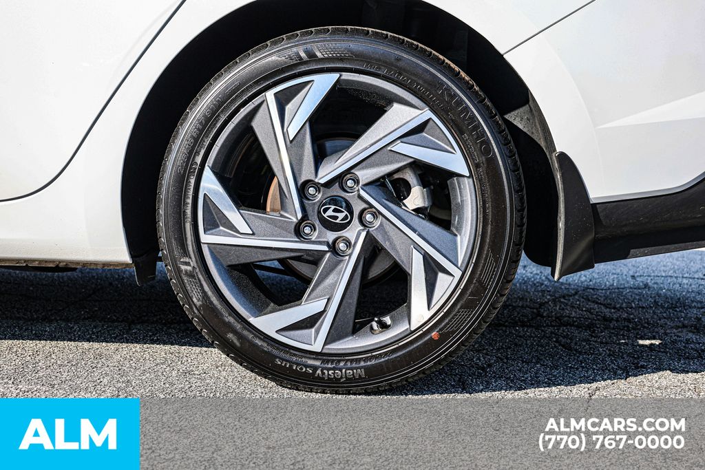 Used 2025 White Hyundai SEL Sport image 17