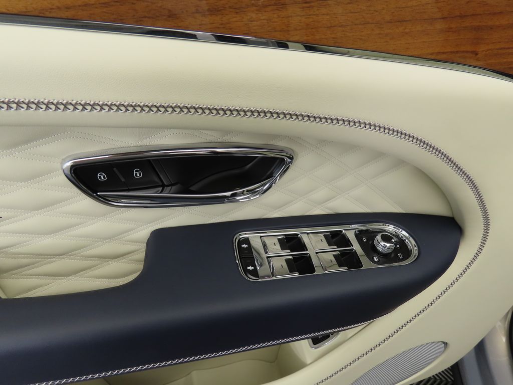 Thumbnail: 2025 Bentley Bentayga - 20