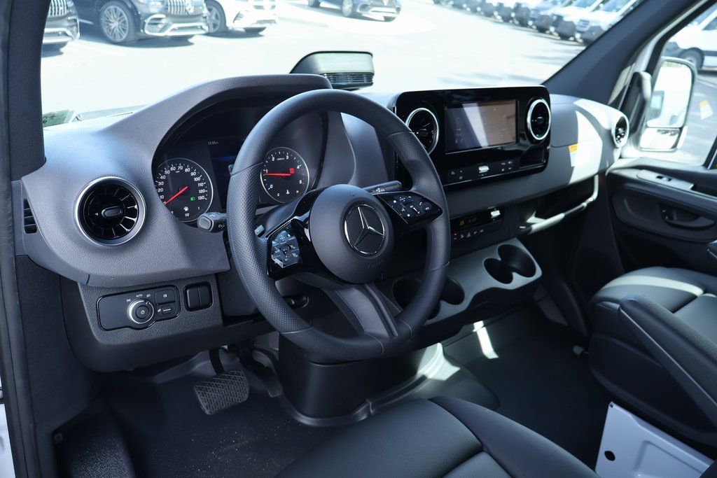 Thumbnail: 2025 Mercedes-Benz Sprinter - 3