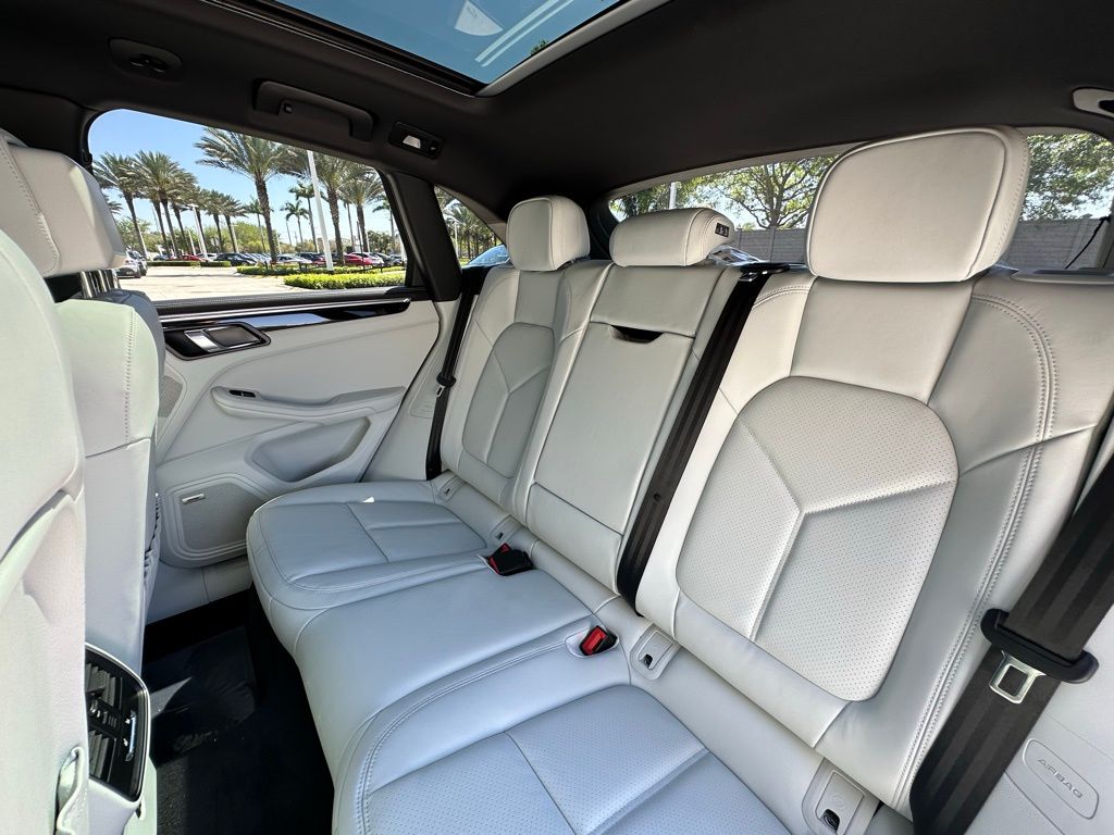 2025 Porsche Macan  29