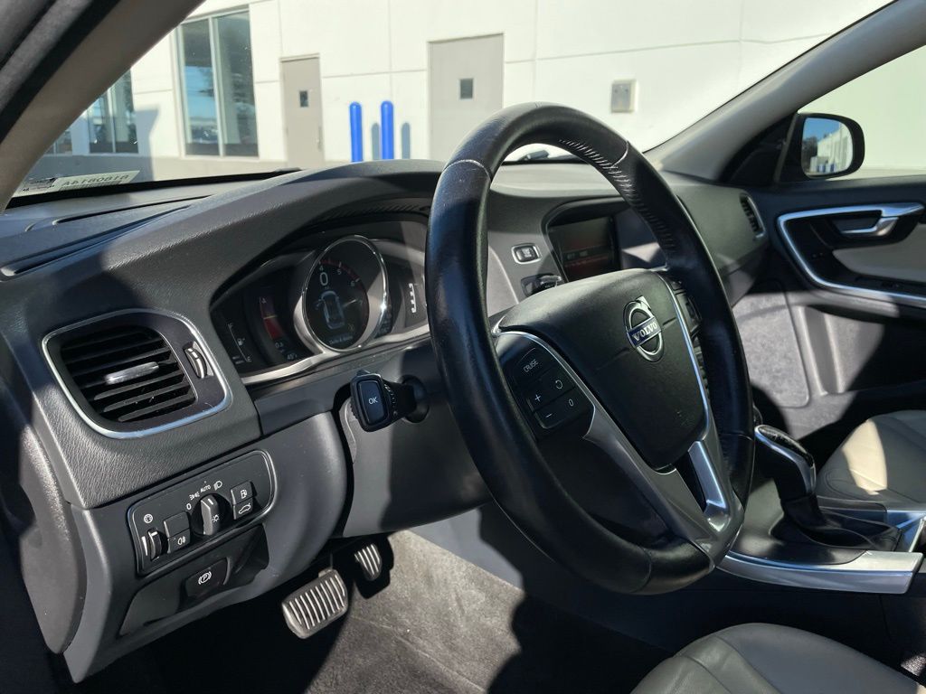 Thumbnail: 2016 Volvo V60 - 28