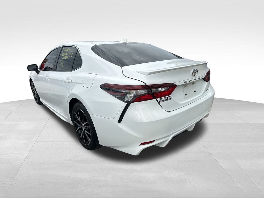 2022 Wind Chill Pearl Toyota Camry SE FWD Sedan