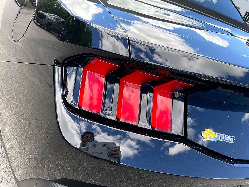 2025 Ford Mustang — photo 32
