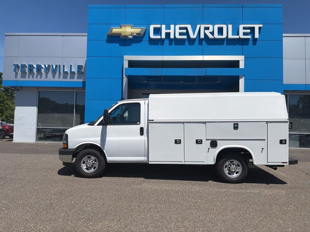 Summit White 2026 Chevrolet Express Chassis 3500 Cutaway 139 Van Rear-Wheel Drive 8-Speed Automatic