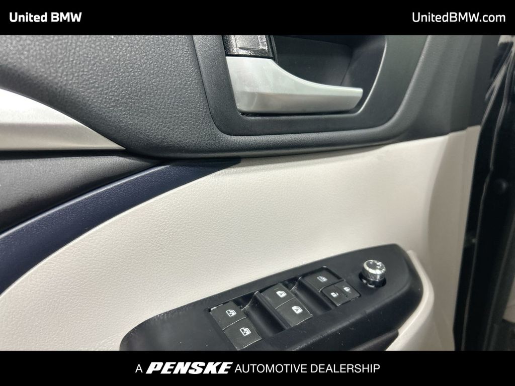 Thumbnail: 2016 Toyota Highlander - 11