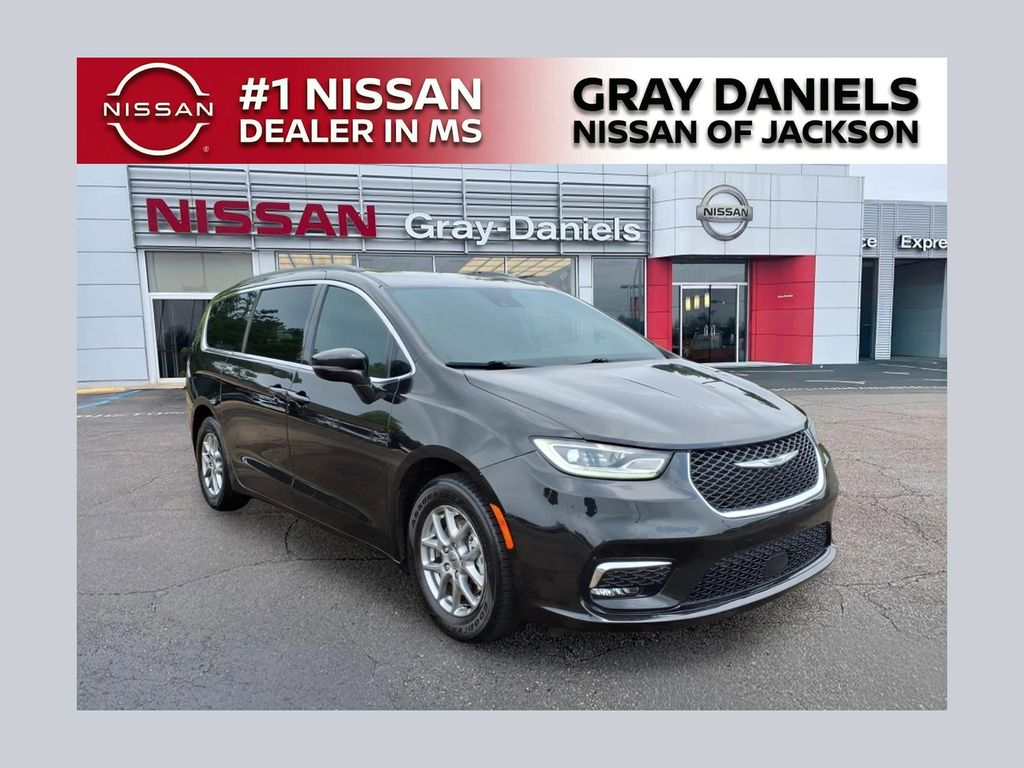 2022 Chrysler Pacifica Touring's photo