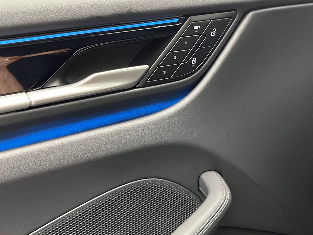 Thumbnail: 2025 Porsche Macan - 21
